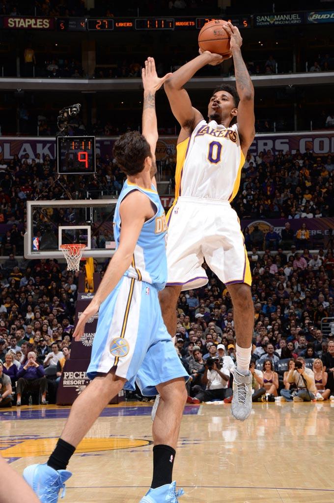 周末足坛激烈对决，拜仁、曼城、巴萨、AC米兰分别取得胜利，上演精彩绝杀。（周末豪门齐报捷！拜仁、曼城、巴萨、AC米兰相继取胜，上演压哨绝杀）