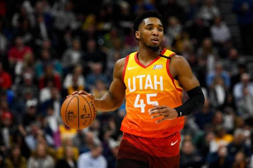 伊涅斯塔：中场球员当教练更能掌控全局，小法现在做得非常好（伊涅斯塔：中场出身更会统筹全局，小法执教表现出色）