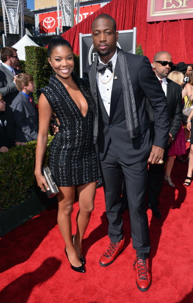 桑德兰悍将诺亚·萨迪基跑动能力惊人。（桑德兰猛将诺亚·萨迪基展现惊人跑动能力）