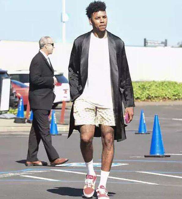 二人都是脖子以下世界级，巴神问题不在脖子以上，内马尔问题脖子上、下都有（两人皆属“脖子以下”世界级：巴神问题不在头脑，内马尔则头脑与赛场层面皆有隐忧）